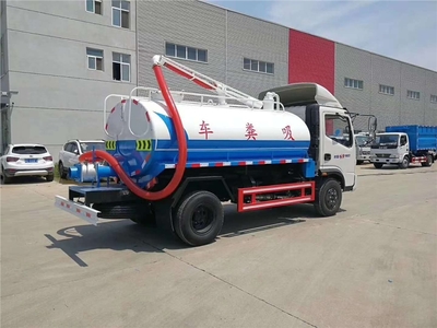 時(shí)風(fēng)風(fēng)馳吸糞車保護(hù)環(huán)境人人做起